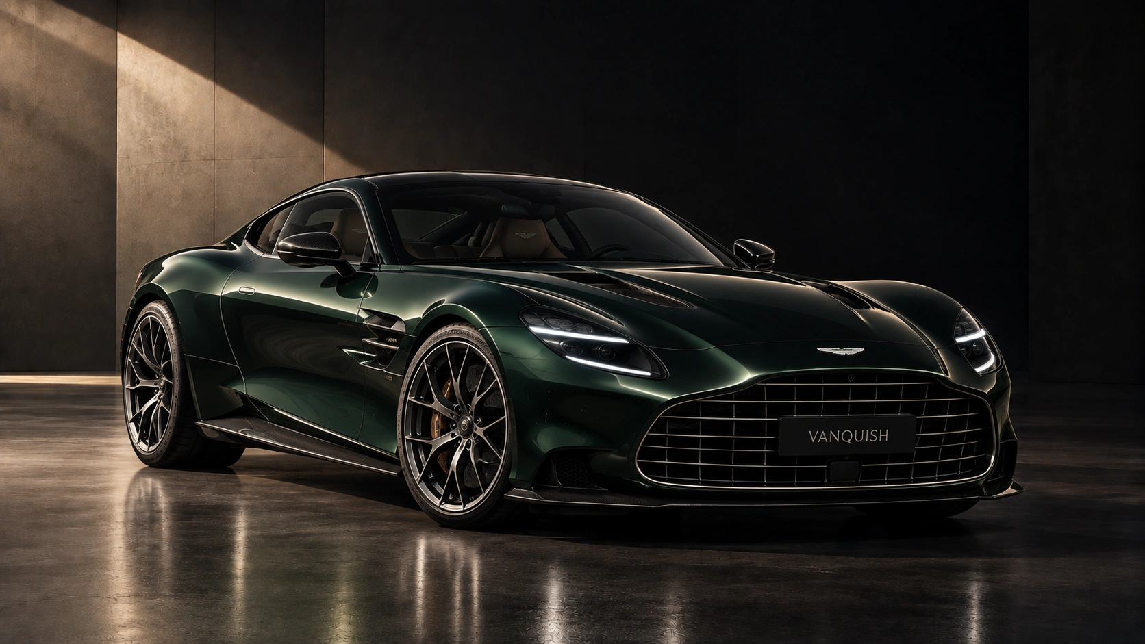 Aston Martin Vanquish verde oscuro, tres cuartos frontal, en estudio oscuro